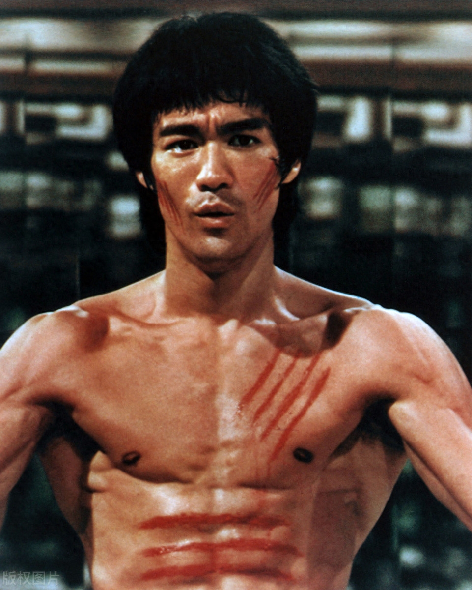 47年前李小龙拍摄《龙争虎斗》，剧中成龙十几秒就被李小龙解决