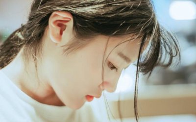 ​小说：她想逃，却被他强硬抓回去，还得看他和其他女人卿卿我我
