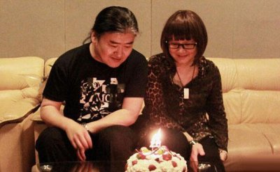 ​55岁刘欢大2岁妻子近照曝光，认识仅9天就闪婚，却恩爱坚守了30年