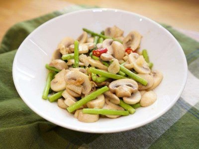​原来芦笋炒蘑菇这样做更美味，好吃又简单，厨房小白也能学会