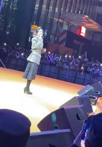 ​38岁张韶涵致交通瘫痪！街边商演人气爆棚，仅唱2首便被迫离场