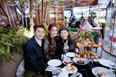 ​袁伟豪携妻与妈妈吃饭逛街 分享母子俩在童年很有意义的合影