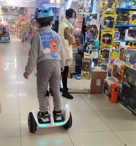 ​电动平衡车不是儿童玩具，“三大危险”需警惕！