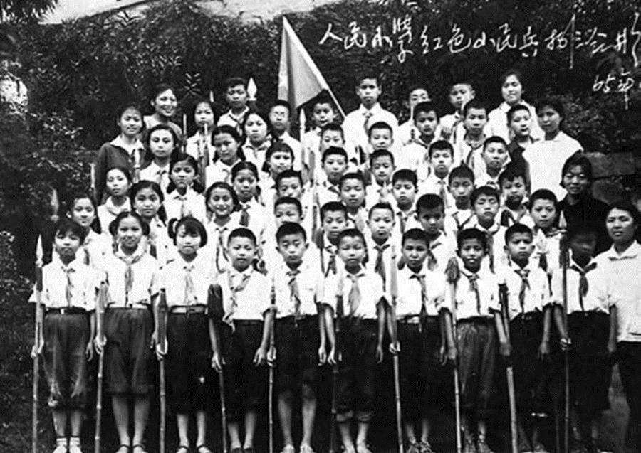 老照片：中国校服的百年变迁史