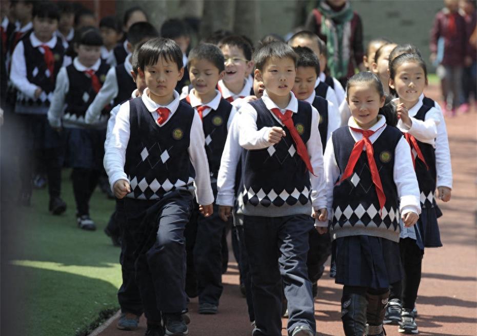 老照片：中国校服的百年变迁史