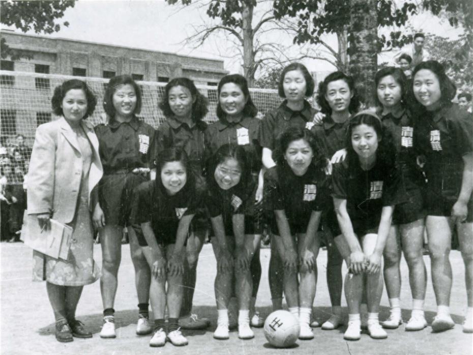 老照片：中国校服的百年变迁史