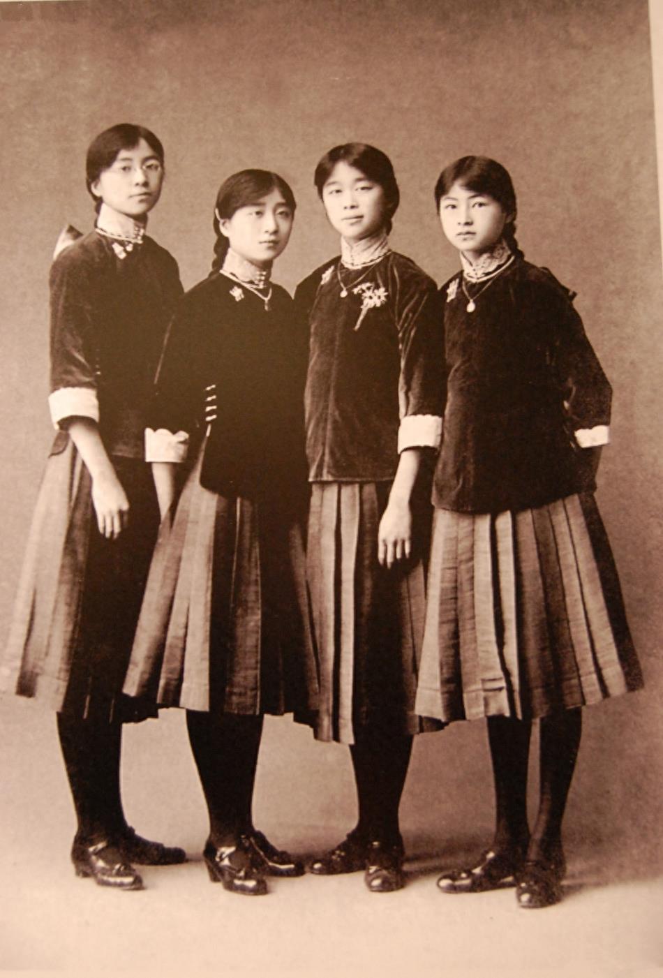 老照片：中国校服的百年变迁史