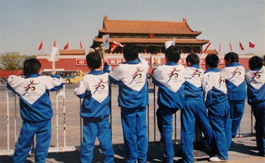 老照片：中国校服的百年变迁史