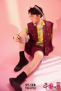 ​张逸杰光影大片展时尚质感 棱角分明上演侧颜杀