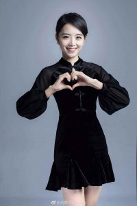 ​余霜直播给自己剪发：扎上双马尾秒变邻家“傻妹妹”