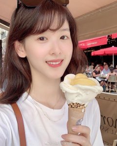 ​章泽天再现“奶茶妹妹”造型 手拿雪糕笑容清纯
