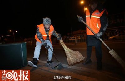 ​韩红李易峰张一山等“变身”环卫工 凌晨4点街头扫街