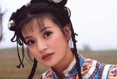 ​封杀3年后，48岁赵薇现状曝光，身材发福像大妈，亲人遭遇惹争议
