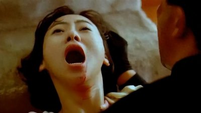 ​当陷入癫狂的任达华，碰上正值青春年华的翁虹，成就铯影经典。