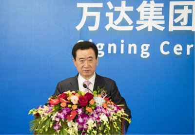 ​69岁王健林负债2000亿，现身寺庙瘦成竹竿，王思聪仍与网红厮混！