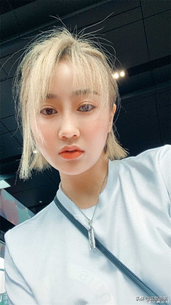 翟星月一组潮女生活照，你相信她是象牙山村美发的苏玉红吗？