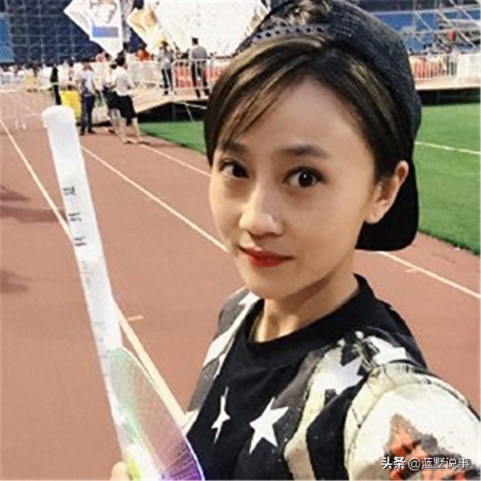 翟星月一组潮女生活照，你相信她是象牙山村美发的苏玉红吗？