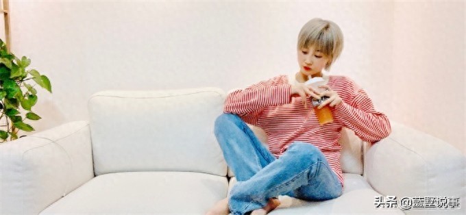 翟星月一组潮女生活照，你相信她是象牙山村美发的苏玉红吗？
