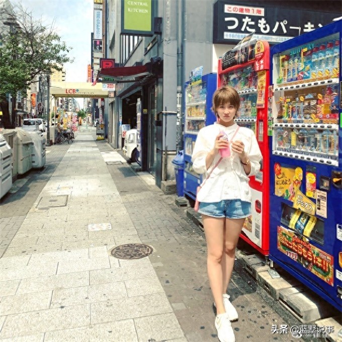 翟星月一组潮女生活照，你相信她是象牙山村美发的苏玉红吗？