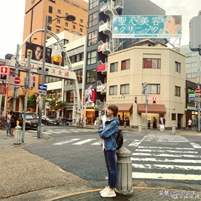 翟星月一组潮女生活照，你相信她是象牙山村美发的苏玉红吗？