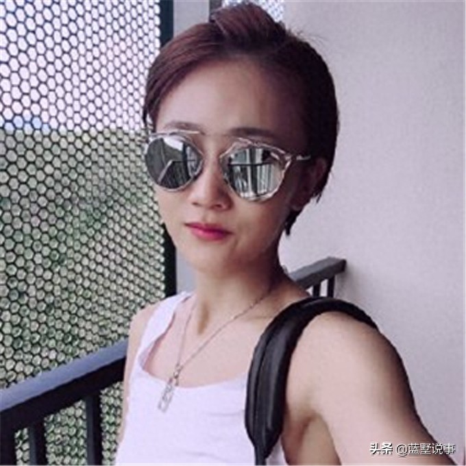 翟星月一组潮女生活照，你相信她是象牙山村美发的苏玉红吗？