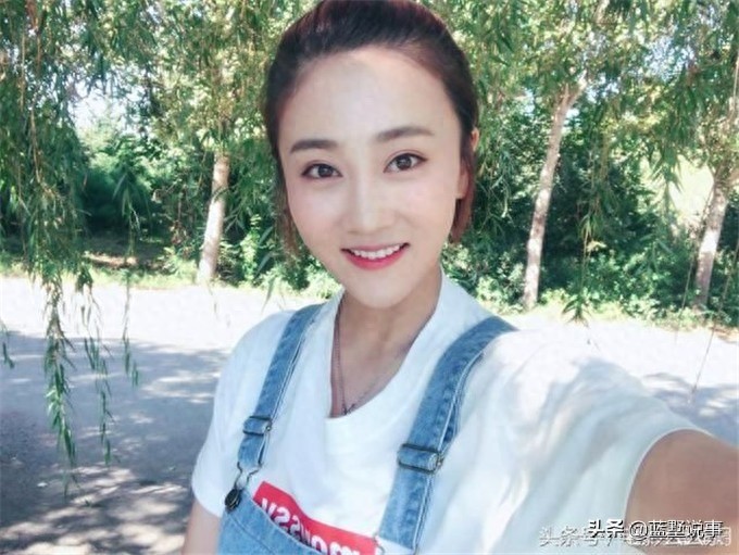 翟星月一组潮女生活照，你相信她是象牙山村美发的苏玉红吗？