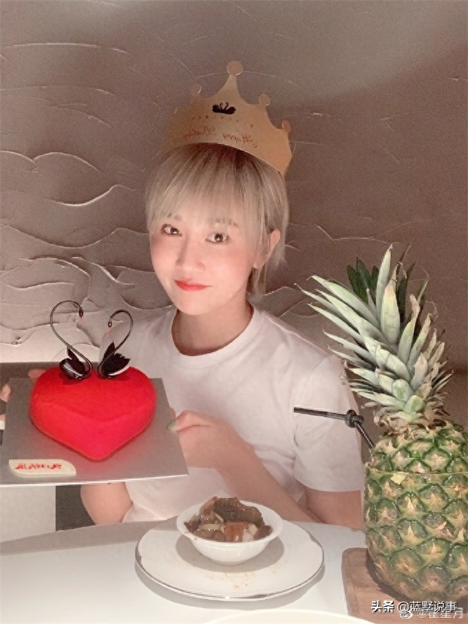 翟星月一组潮女生活照，你相信她是象牙山村美发的苏玉红吗？