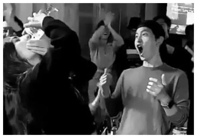 多大的怨气？宋仲基推倒与宋慧乔婚房，想彻底抹去曾经美好回忆！