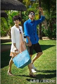 陆毅与鲍蕾老夫老妻手牵手甜到酥，网友：大红唇大白脸是她的标志