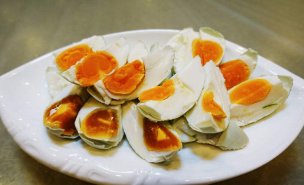 生咸鸭蛋用烤箱烤多久,烤箱烤鸭蛋黄多少温度图1