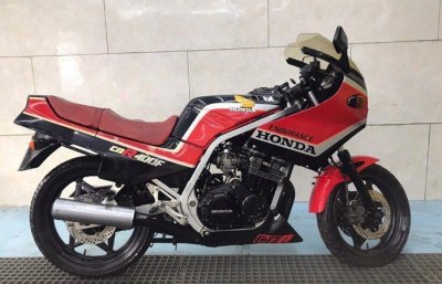 ​这辆83年的本田CBR400，暴走族最爱机车，转速红线1万3，太躁了