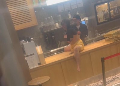 ​女子衣衫不整坐在奶茶店柜台上？已报警！