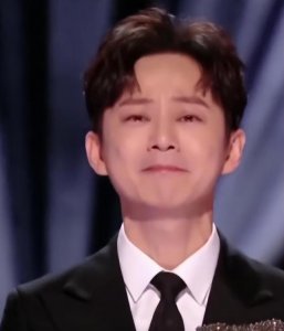 ​曝何炅父亲去世，自此父母皆离世，张艺兴粉丝讽刺王一博抢番位