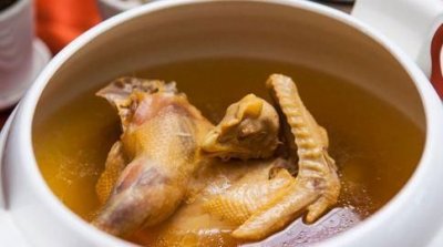 ​熬好的鸡汤能保存多久呢，炖好的鸡汤可以在冰箱里面冻吗?会不会变异或其他?冰