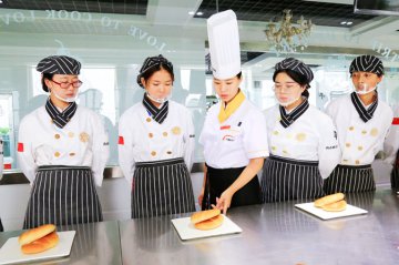 现在男人学什么手艺好挣钱：男孩子现在学什么技术好赚钱？