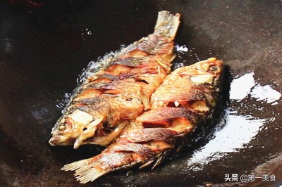 ​怎样煎鱼不粘锅不掉皮 煎鱼时，第一步下油锅就错了，饭店常用的1招，鱼不粘锅