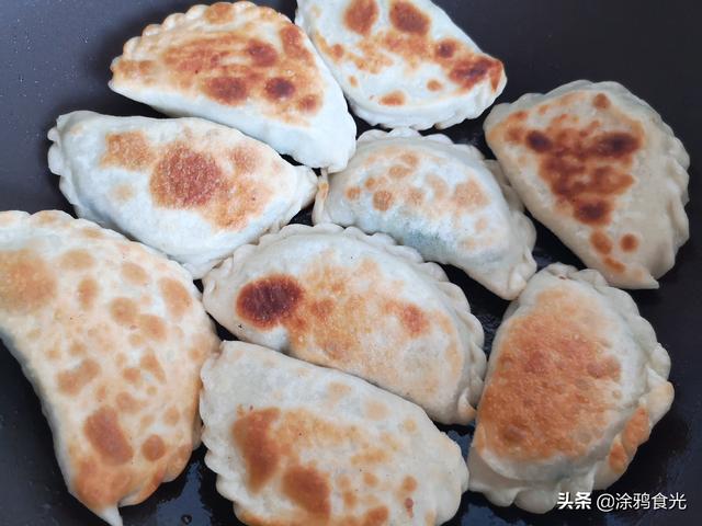 韭菜盒子的面怎么和又酥又脆（韭菜盒子好吃和面有技巧）(8)