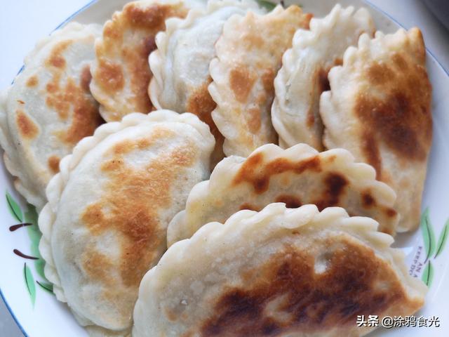 韭菜盒子的面怎么和又酥又脆（韭菜盒子好吃和面有技巧）(9)