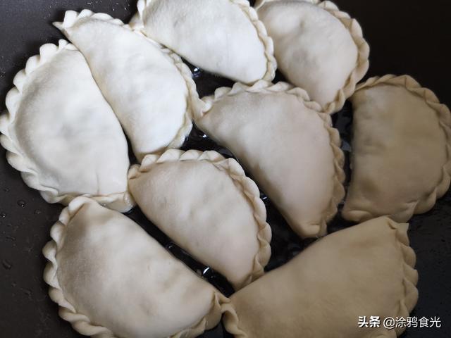 韭菜盒子的面怎么和又酥又脆（韭菜盒子好吃和面有技巧）(7)