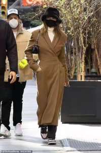 ​好久不见！当红超模肯达尔潮装出街，和贝拉散步，时尚女王聚首