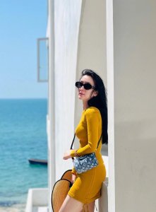 ​41岁马苏晒紧身包臀照，身材火辣似少女，上万包包太抢眼