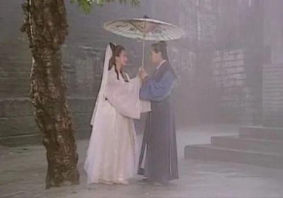 ​59岁“许仙”近照曝光堪比“毁容”，全网震惊：嫁入豪门34年，她怎么变成这样