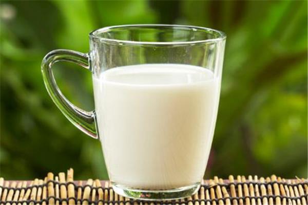 牛奶喝了拉肚子什么原因 牛奶喝热的好还是冷的好