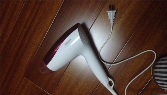 飞机安检吹风机要拿出来,第一次坐飞机过安检什么东西要单独拿出来?图3