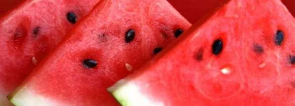 西瓜切开放冰箱放了2天能吃,切开的西瓜放冰箱第二天能吃吗图2