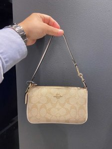 ​coach蔻驰手袋真假(coach蔻驰手表旗舰店是真的假的)