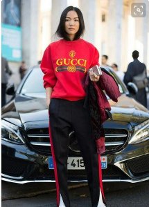 ​红色卫衣怎么搭配好看(红色卫衣搭配什么裙子好看)