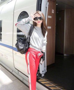 ​街拍：时尚女王戚薇街拍，分分钟变身会穿达人，这一套套的超养眼