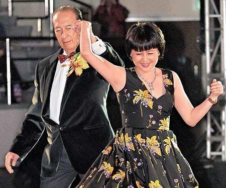 舞女出身，嫁大39岁男人，身价涨到200亿