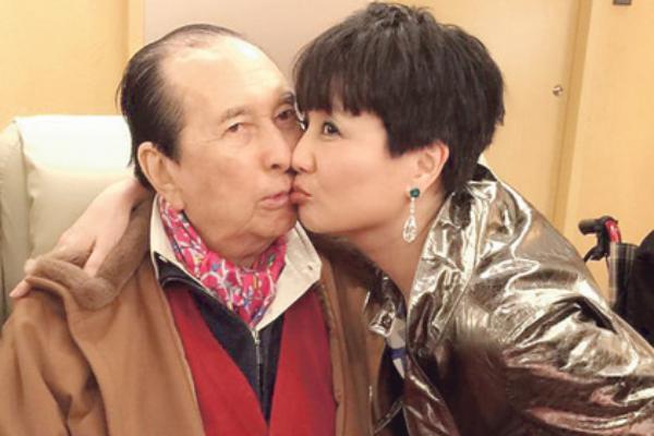 舞女出身，嫁大39岁男人，身价涨到200亿